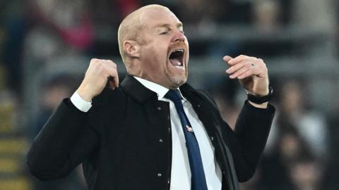 Everton boss Sean Dyche shouts instructions at his players